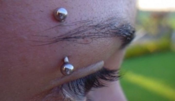 Piercing v obočí