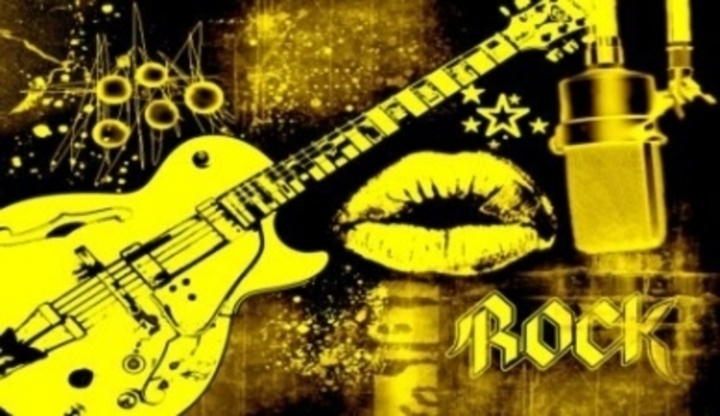 Namalovaná kytara se rty a nápisem rock 