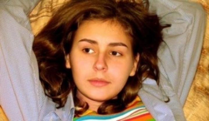 Mladá dívka s rukama za hlavou 