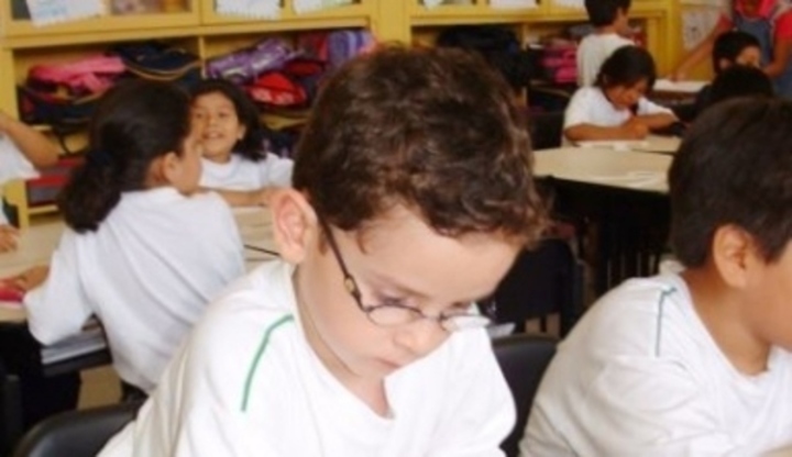Děti sedící v lavicích 
