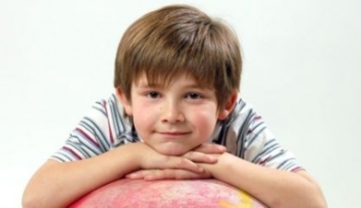 Chlapec opřený bradou o balón 