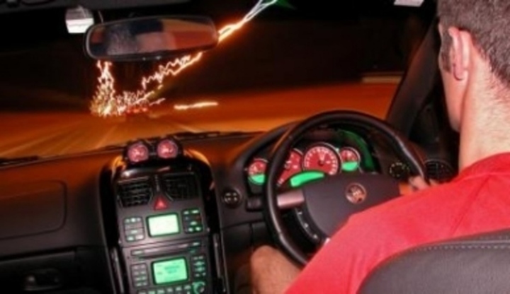 Muž sedící v za volantem automobilu 