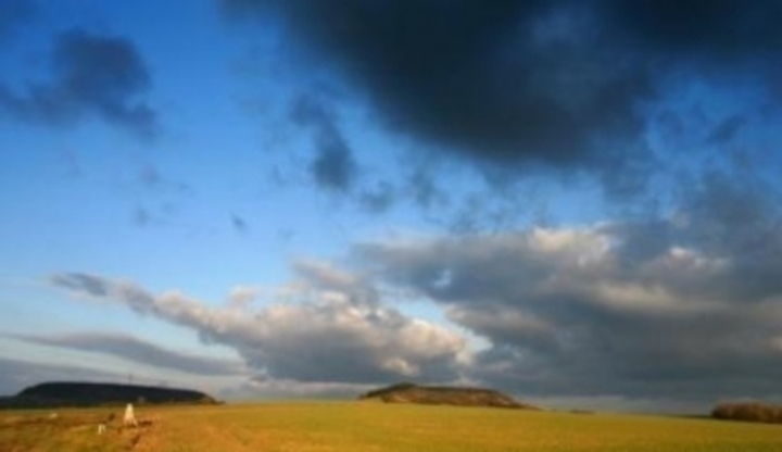 Kupící se bouřkové mraky nad krajinou