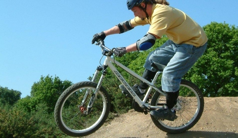 Cyklista dělající extrémní kousky na kole