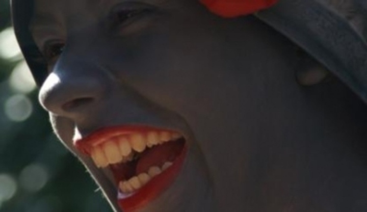 Smějící se osoba s červenými rty 