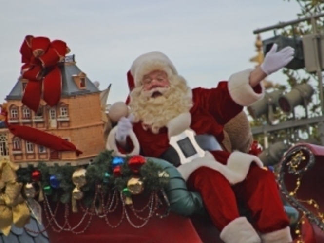 Santa Claus sedící na saních 