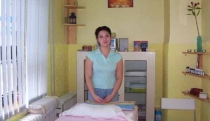Žena stojící v kosmetickém salónu 