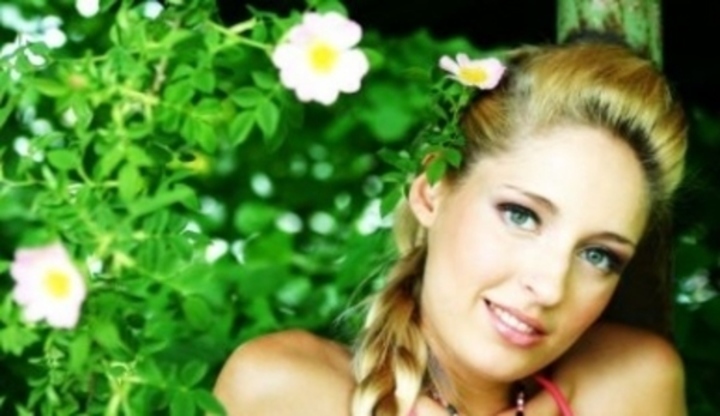 Žena s květinou ve vlasech 