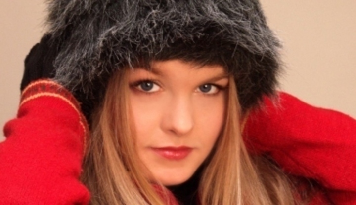 Žena se zimní čepicí na hlavě 