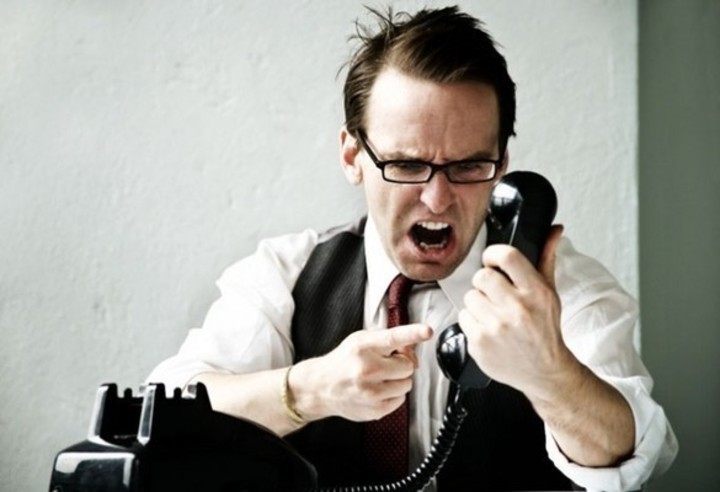 Muž křičící do telefonu 