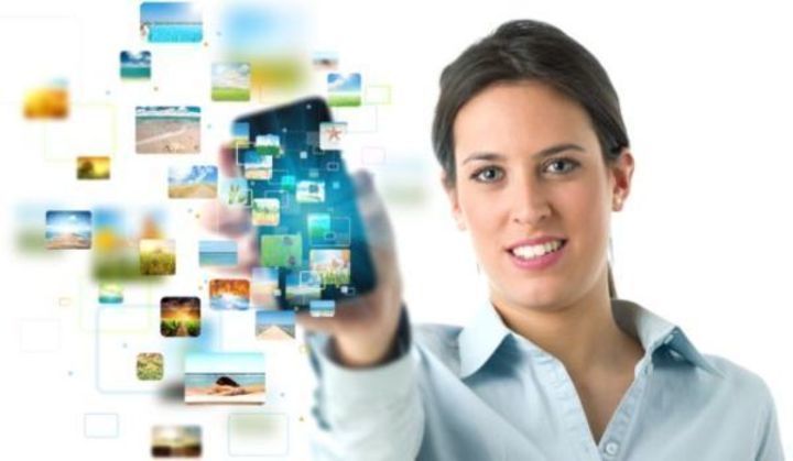 Ikony obrázků kolem ženy držící mobilní telefon 