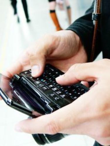 Mobilní telefon v rukách muže