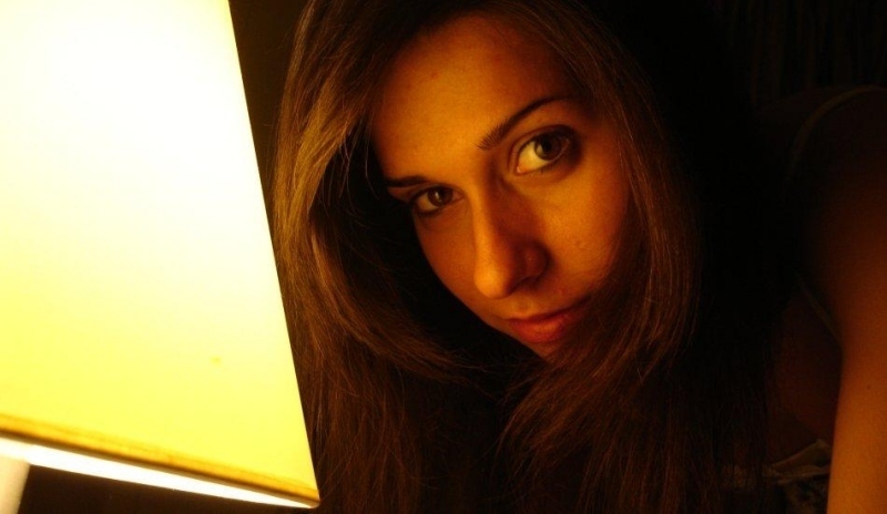 Žena s tváří u lampy 