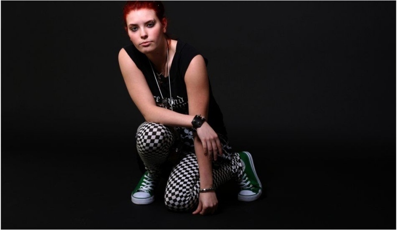 Žena oblečená v rockovém stylu 