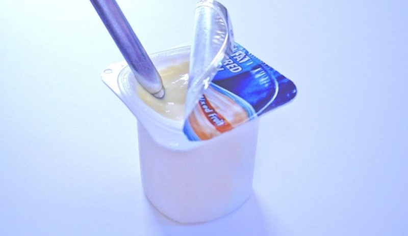 Kelímek jogurtu se lžičkou 