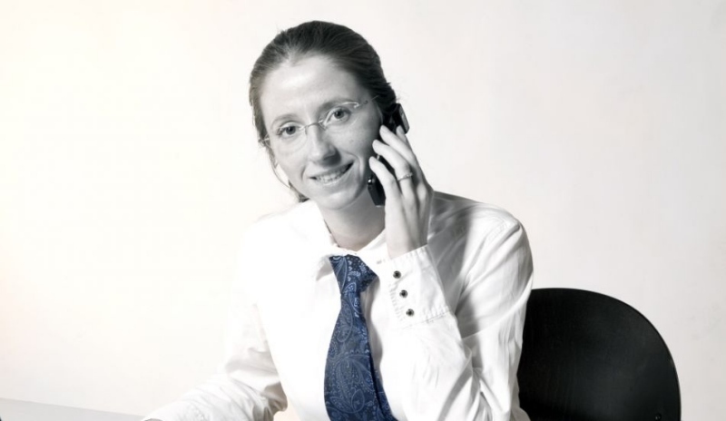 Žena držící telefon u ucha 