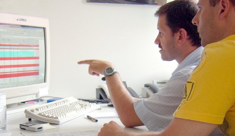 Muži pracující na počítači 