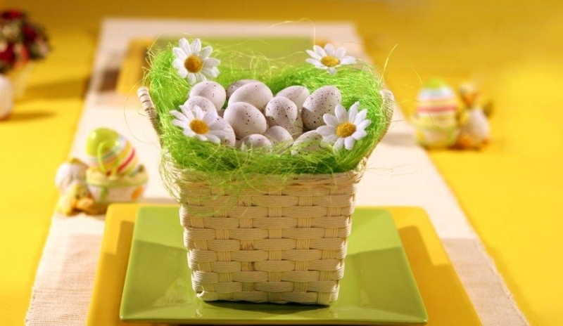 Velikonoční košík plný vajíček 
